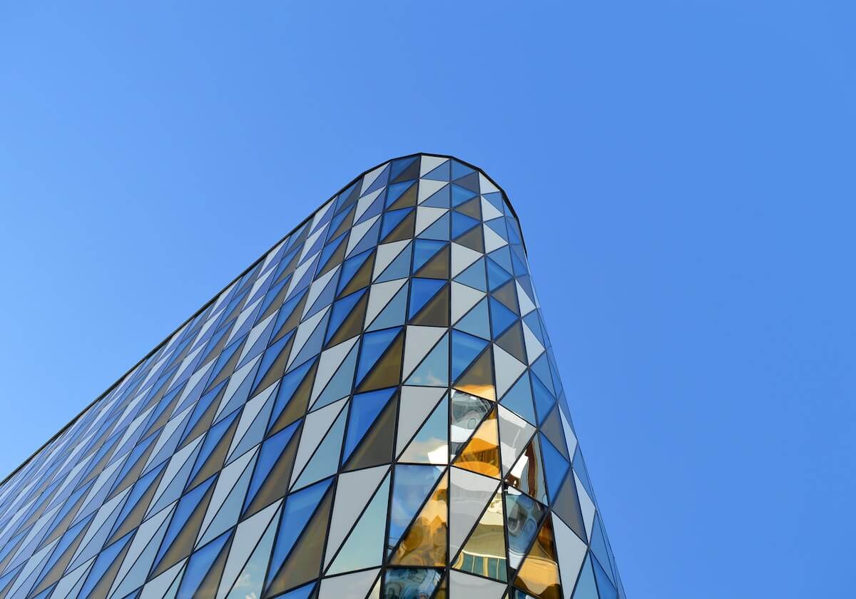 无惧风雨！活动现场外球迷们高喊LBJ 詹姆斯冒雨挥手致意